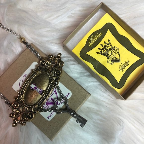 Classic Hardware Key & Key hole Necklace - Picture 1 of 9